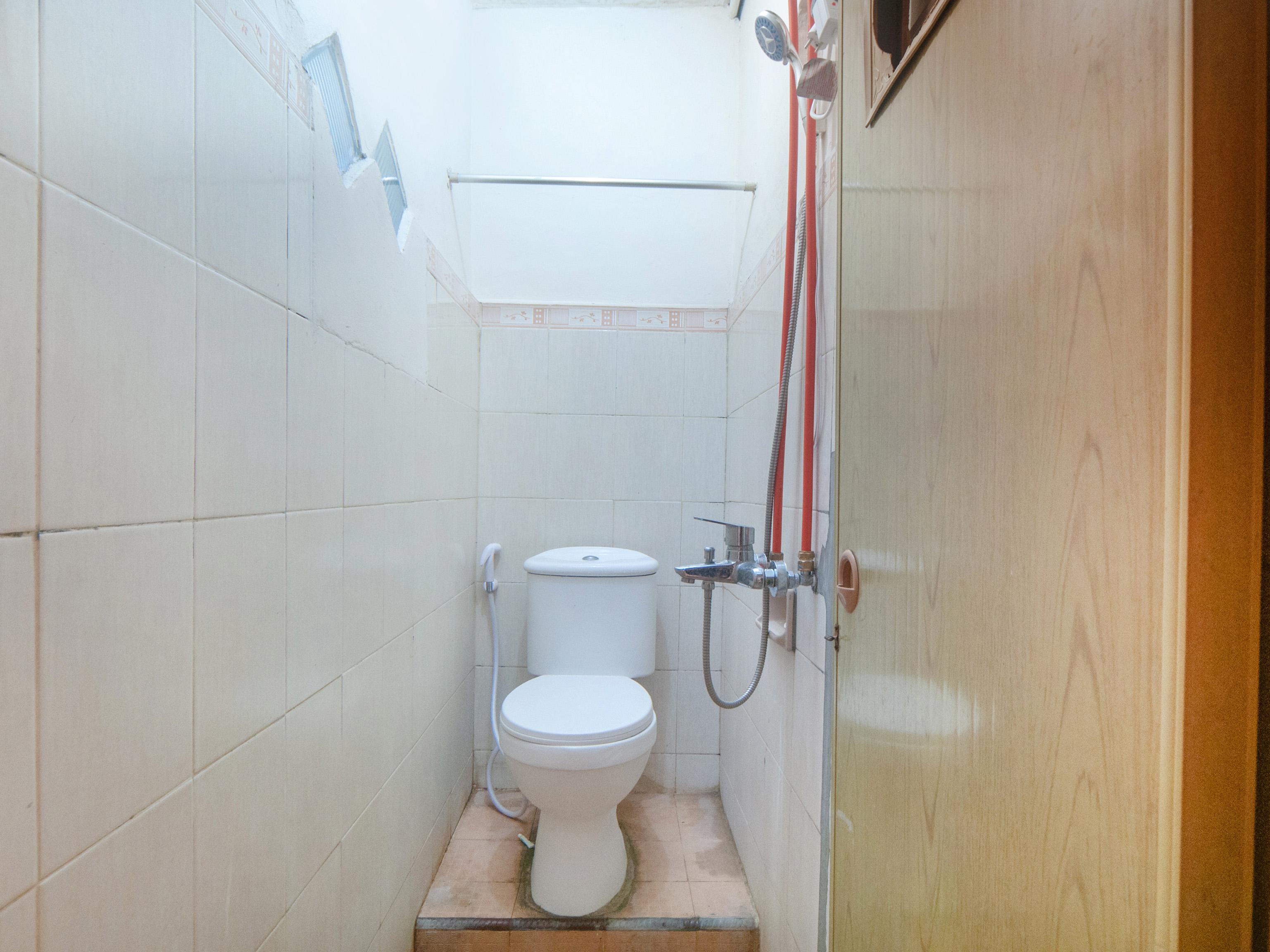 Oyo 2256 Danysa Guesthouse Jakarta Buitenkant foto