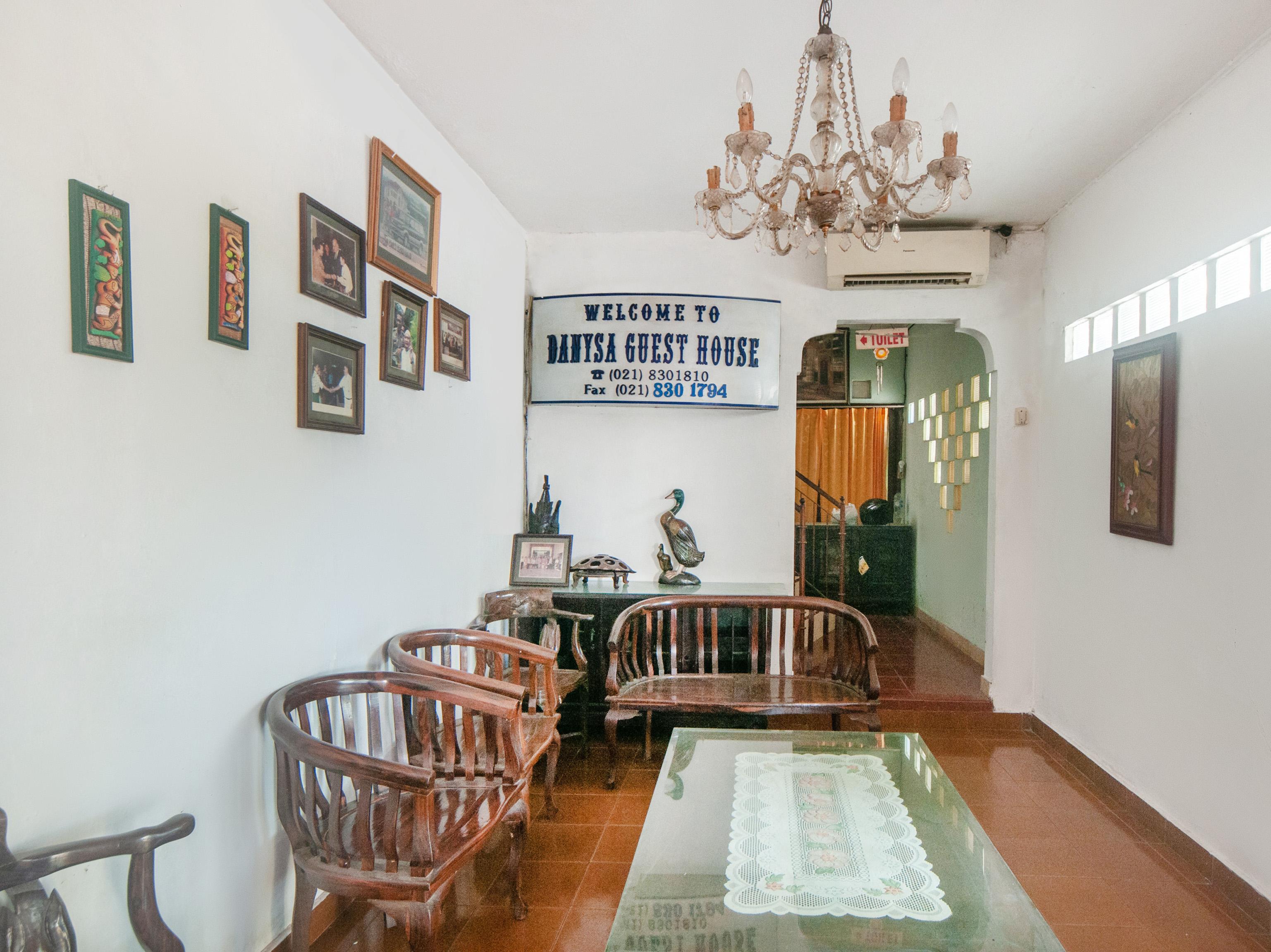 Oyo 2256 Danysa Guesthouse Jakarta Buitenkant foto