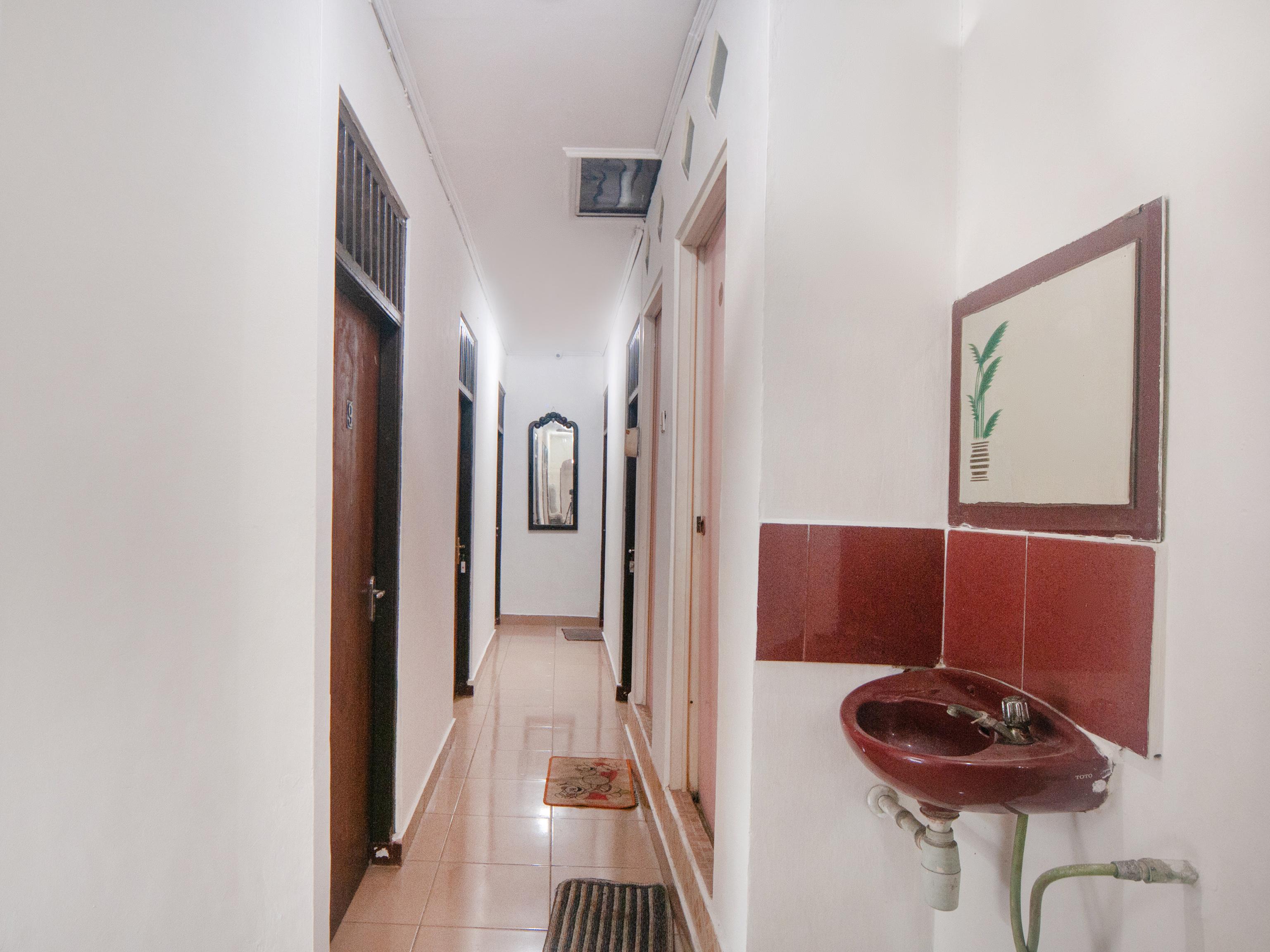 Oyo 2256 Danysa Guesthouse Jakarta Buitenkant foto